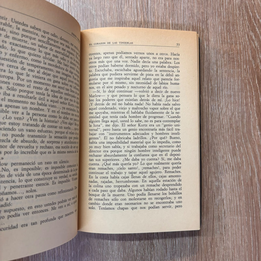 El corazón de las tinieblas – La sombra al cuello  (Biblioteca personal Jorge Luis Borges)